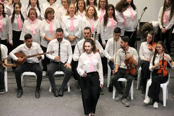 صورة أعضاء فرقة كور الزهور